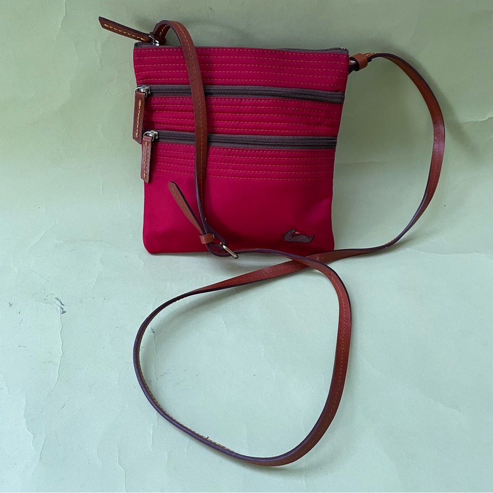 Crimson/brown Dooney & Bourke vinyl/leather crossbody bag - Picture 7 of 12
